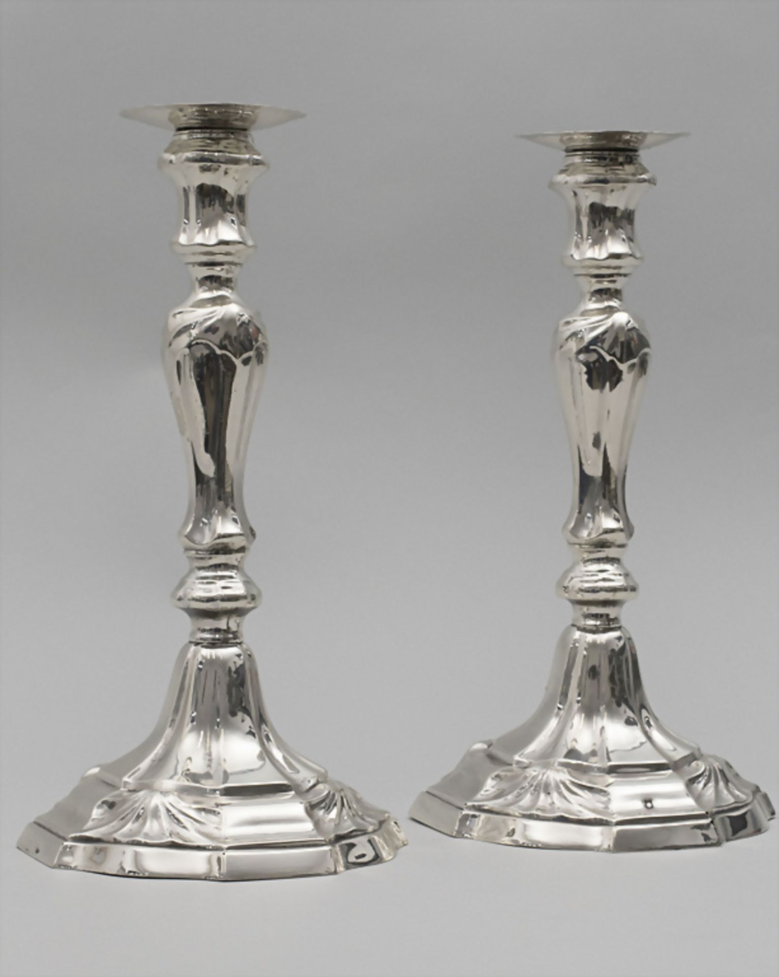 Paar Rokoko Silberleuchter / A pair of Rococo silver candlesticks, Mons, 1784 - Image 4 of 8