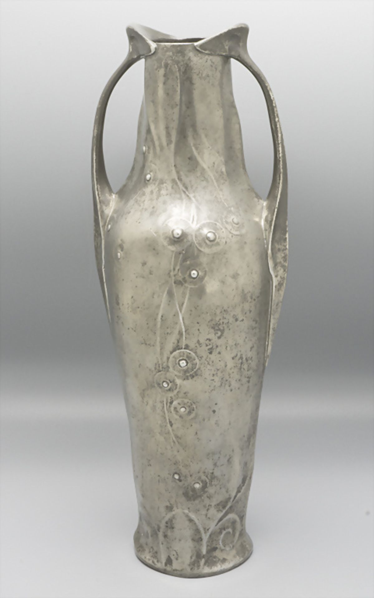 Jugendstil Henkelvase / An Art Nouveau vase with handles, Kayserzinn, Krefeld, 1900/02 - Image 2 of 4