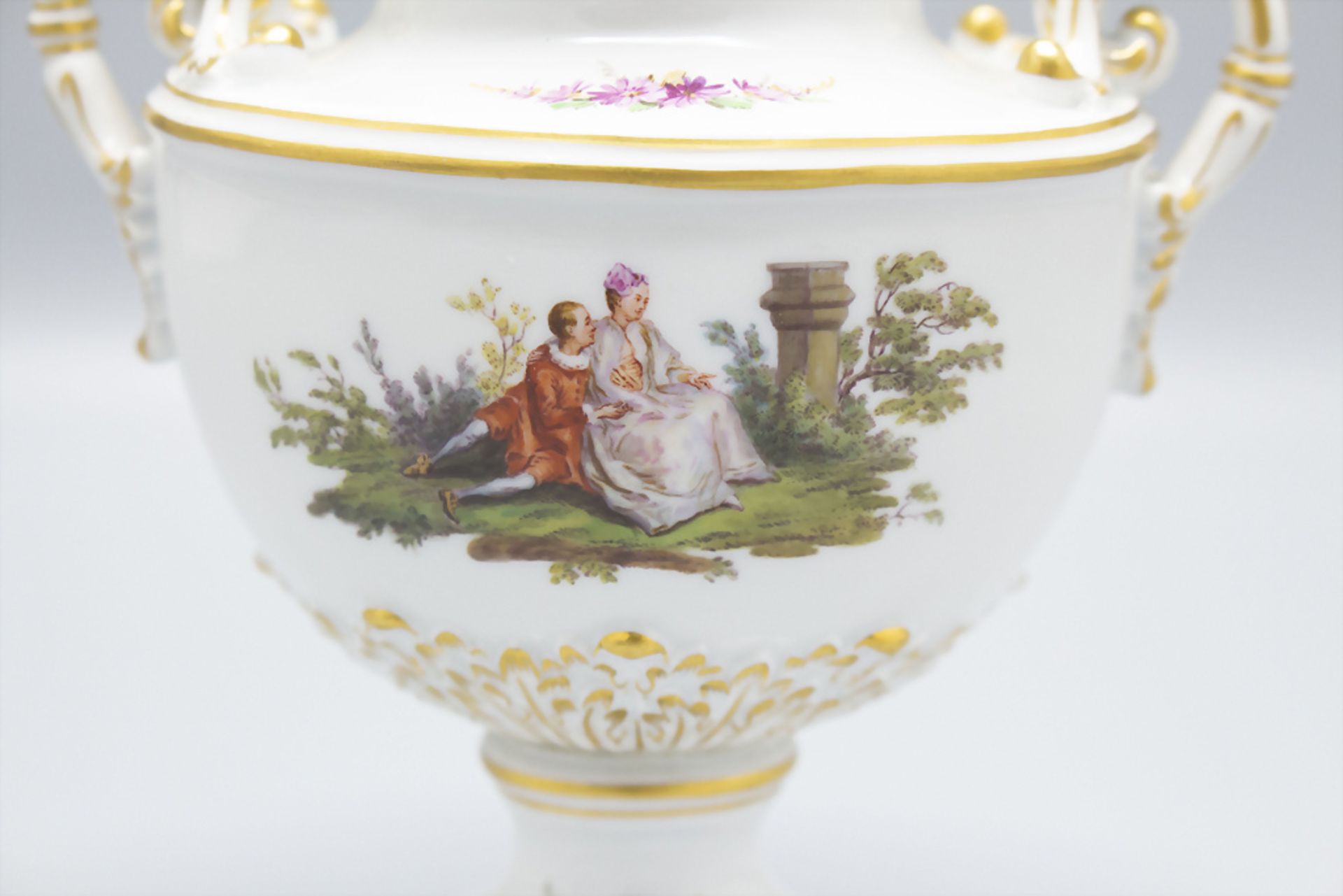 Ovales Deckelgefäß mit Handhaben und feiner Watteau-Szene / A lidded bowl with handles and a ... - Bild 2 aus 6