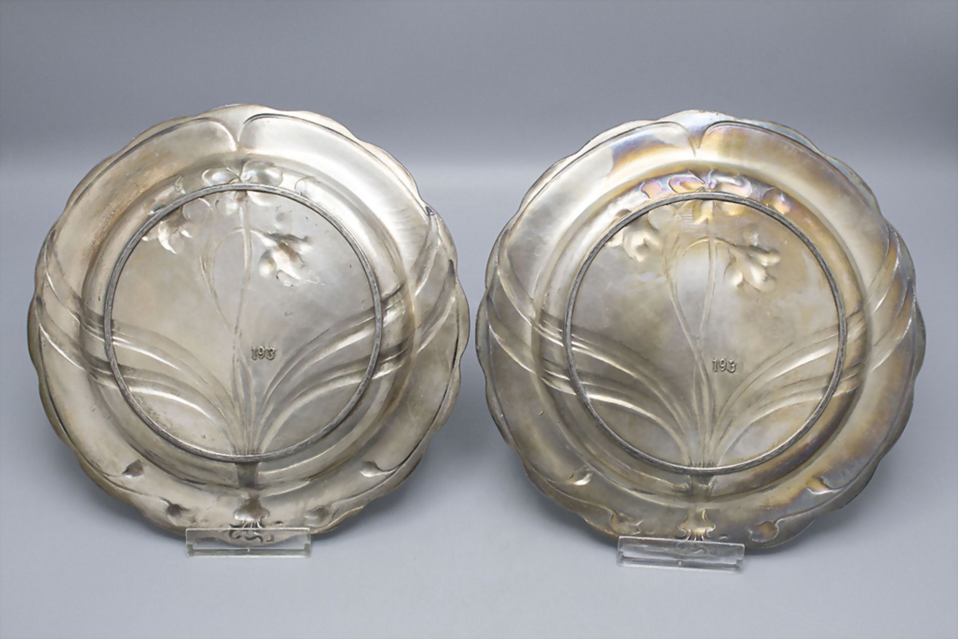 Paar Jugendstil Zierteller mit Lilien / A pair of Art Nouveau decorative plates with lilies, ... - Image 2 of 3