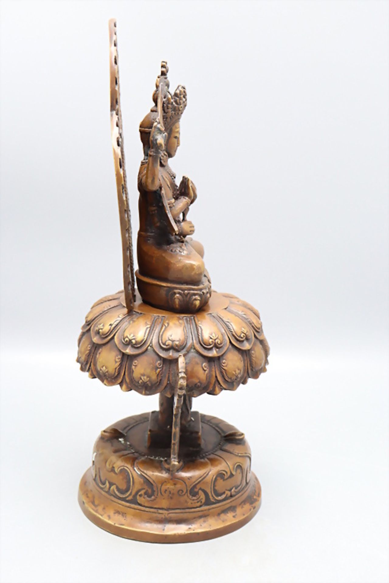 Dreiteilige Bronze des 6-armigen Botthisatva Manshuri / A bronze of the six armed Botthisatva ... - Image 5 of 8