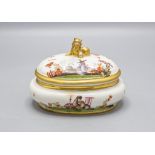 Sehr seltene Zuckerdose mit Hoeroldt-Chinoiserien und Foo-Hund Knauf / A very rare oval lidded ...