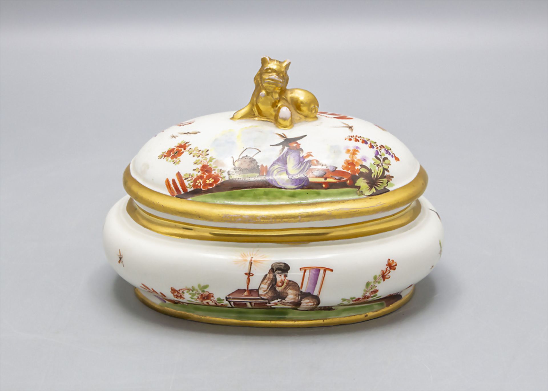 Sehr seltene Zuckerdose mit Hoeroldt-Chinoiserien und Foo-Hund Knauf / A very rare oval lidded ...