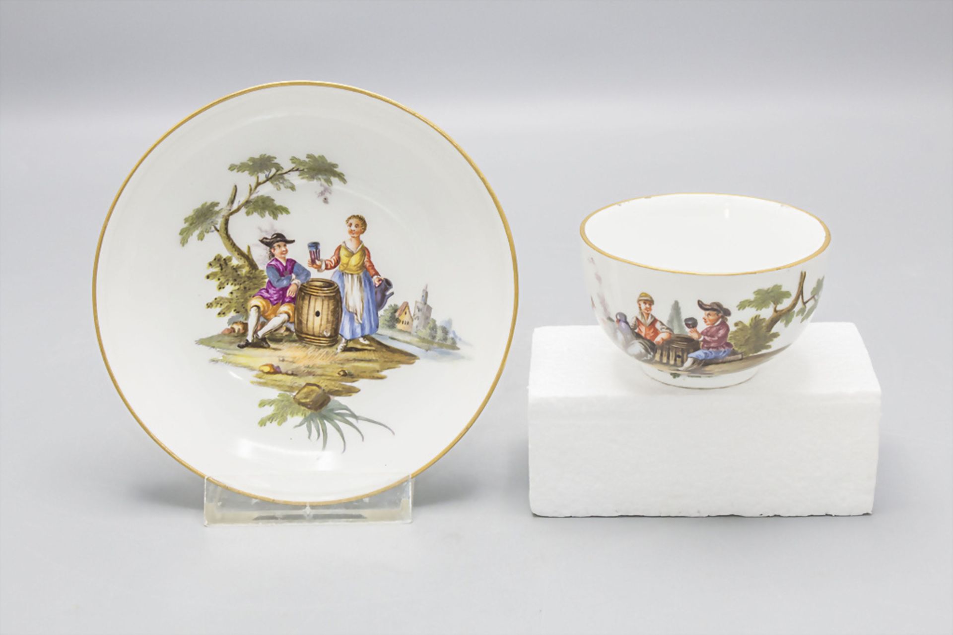 Tasse und Untertasse mit rastendem Bauernpaar / A cup and saucer with a farming couple, ...