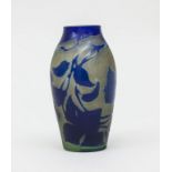 Vase mit blauen Clematis Ranken / An Art Nouveau cameo glass vase with blue clematis tendrils, ...