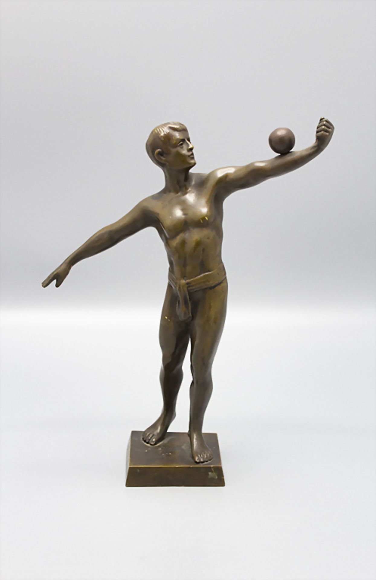 Athlet mit Ball / A bronze sculpture of an athlete with a ball, C. Heine, um 1910