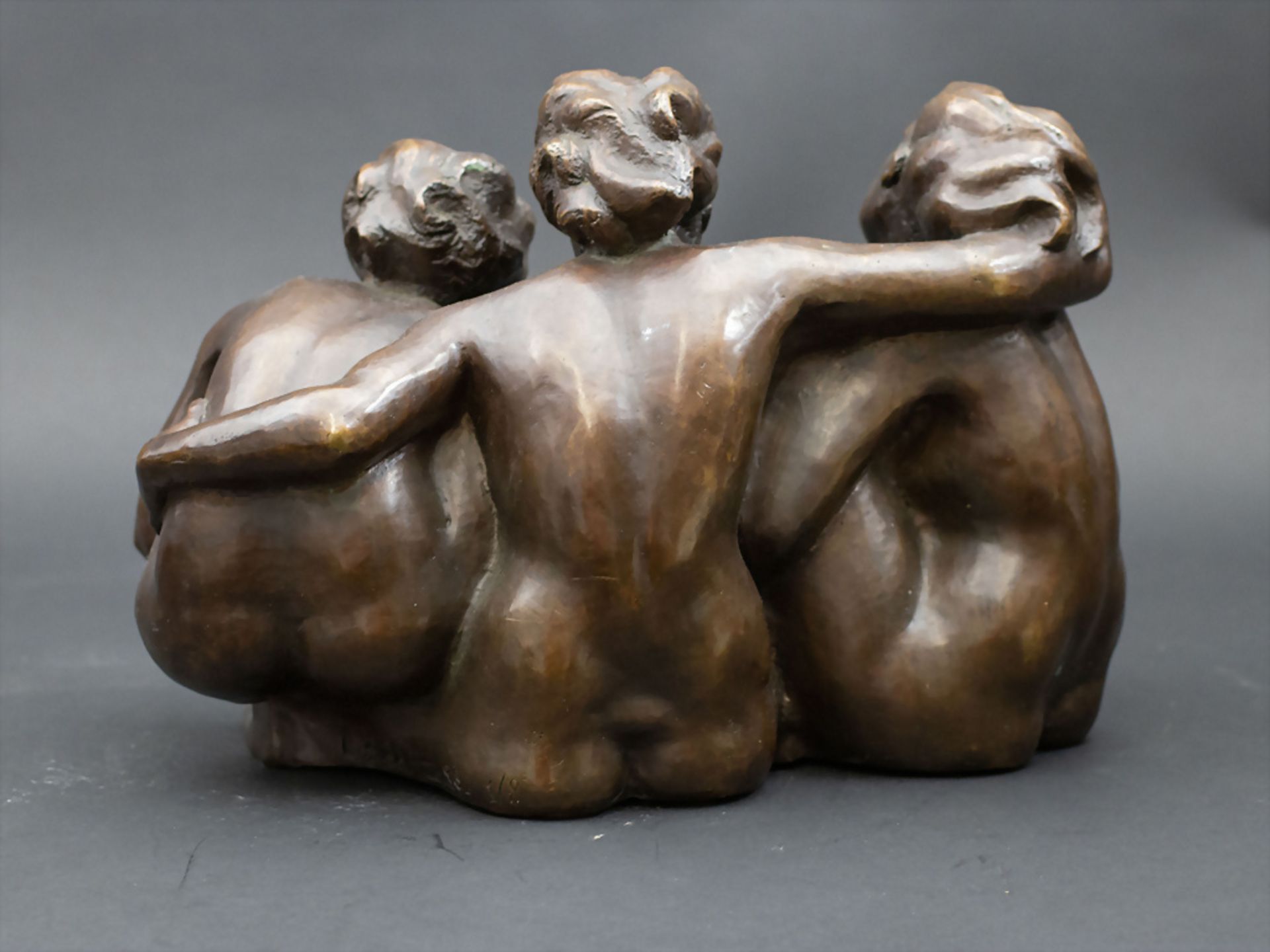 Laetitia LARA ( *1957 in Paris), Bronzeplastik 'Drei sitzende Frauen' / 'Three sitting women' ... - Image 4 of 11