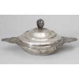 Deckelterrine / A covered silver tureen / Un légumier en argent, Odiot, Paris, 19. Jh.