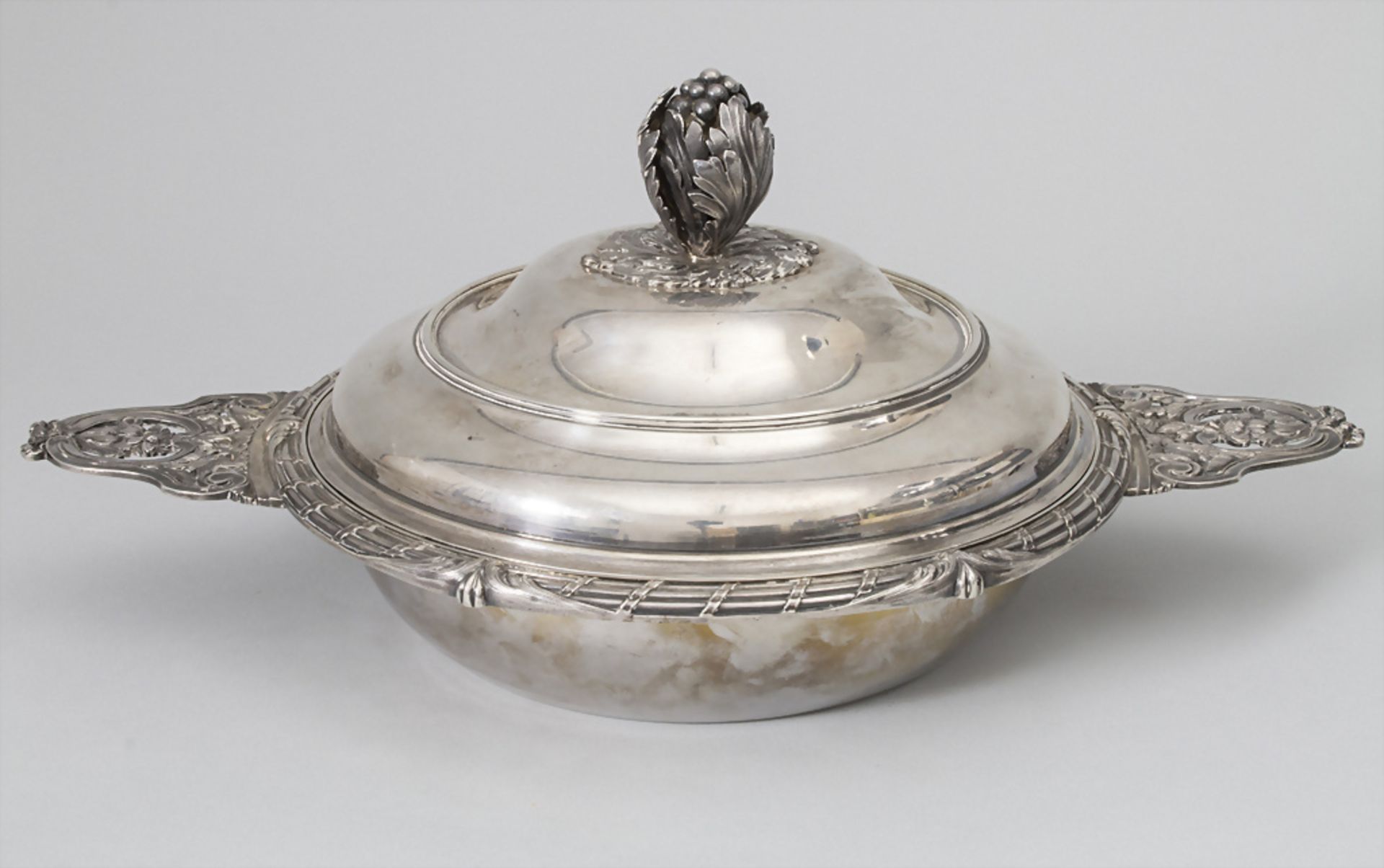 Deckelterrine / A covered silver tureen / Un légumier en argent, Odiot, Paris, 19. Jh.