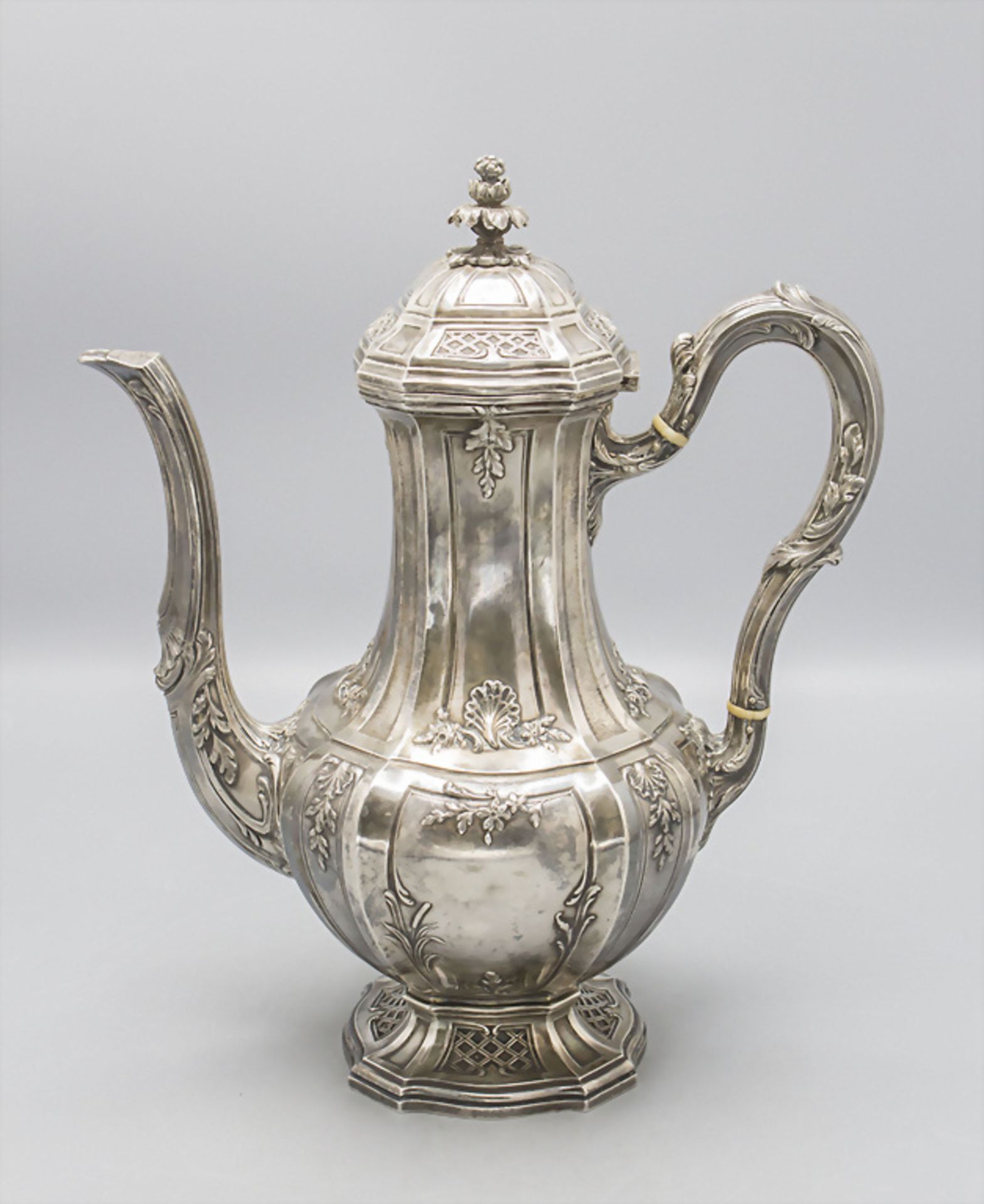 Große Kaffeekanne / A large silver coffee pot, Doutre Roussel, Paris, um 1900