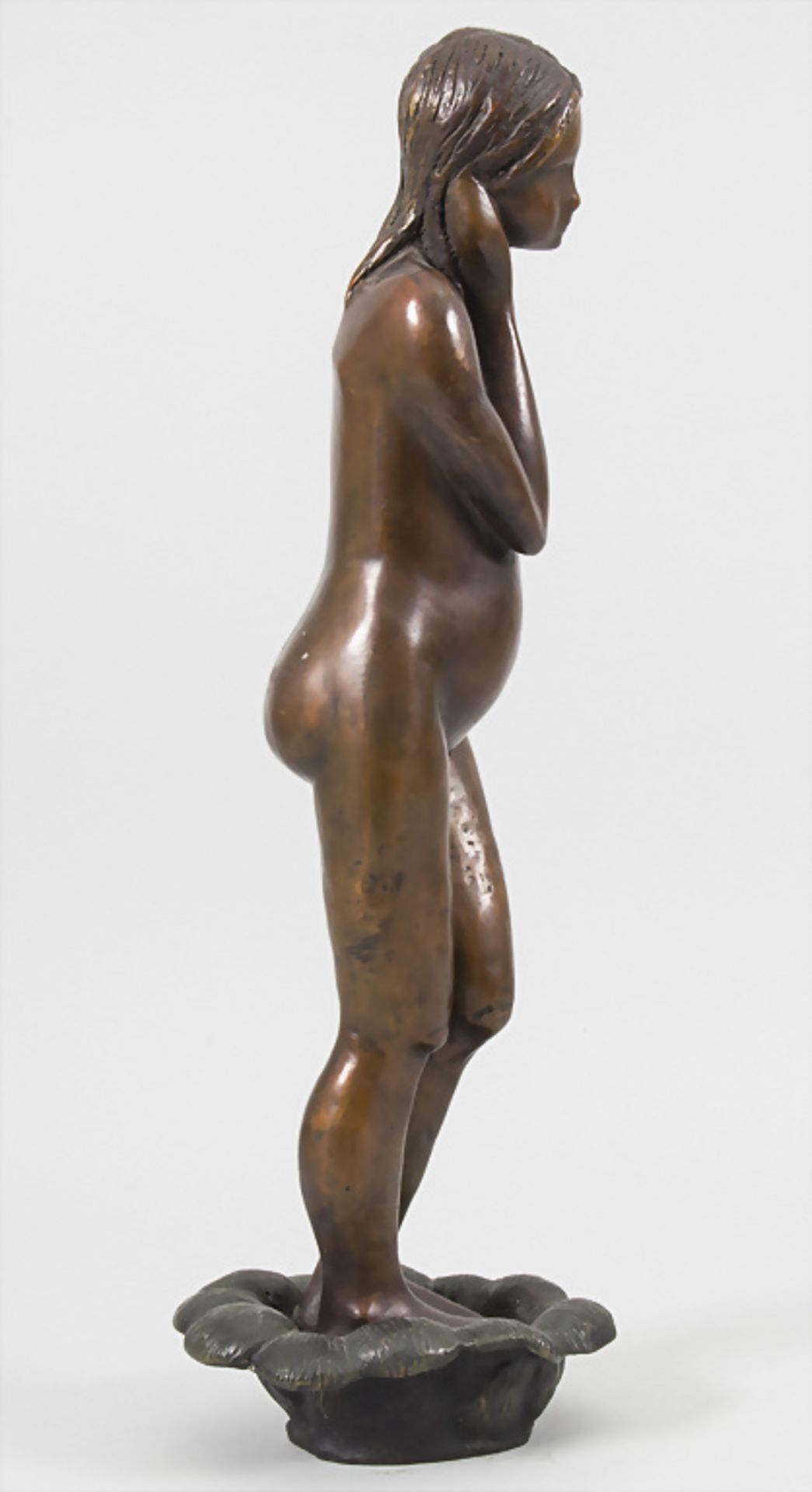 Monogrammist, 'Stehender Mädchenakt' / A bronze sculpture of a nude girl, Frankreich, nach 1979 - Bild 2 aus 8