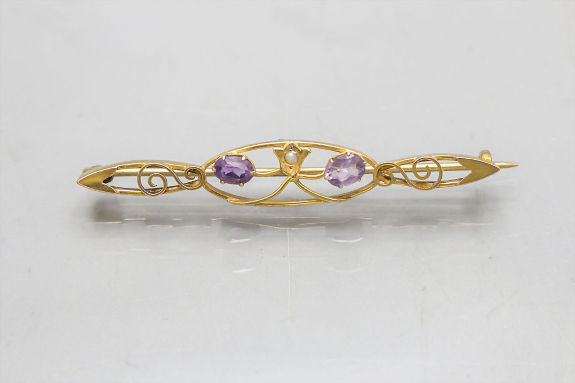 Jugendstil Brosche mit Amethyst / A 9 ct gold Art Nouveau brooch, England, um 1900