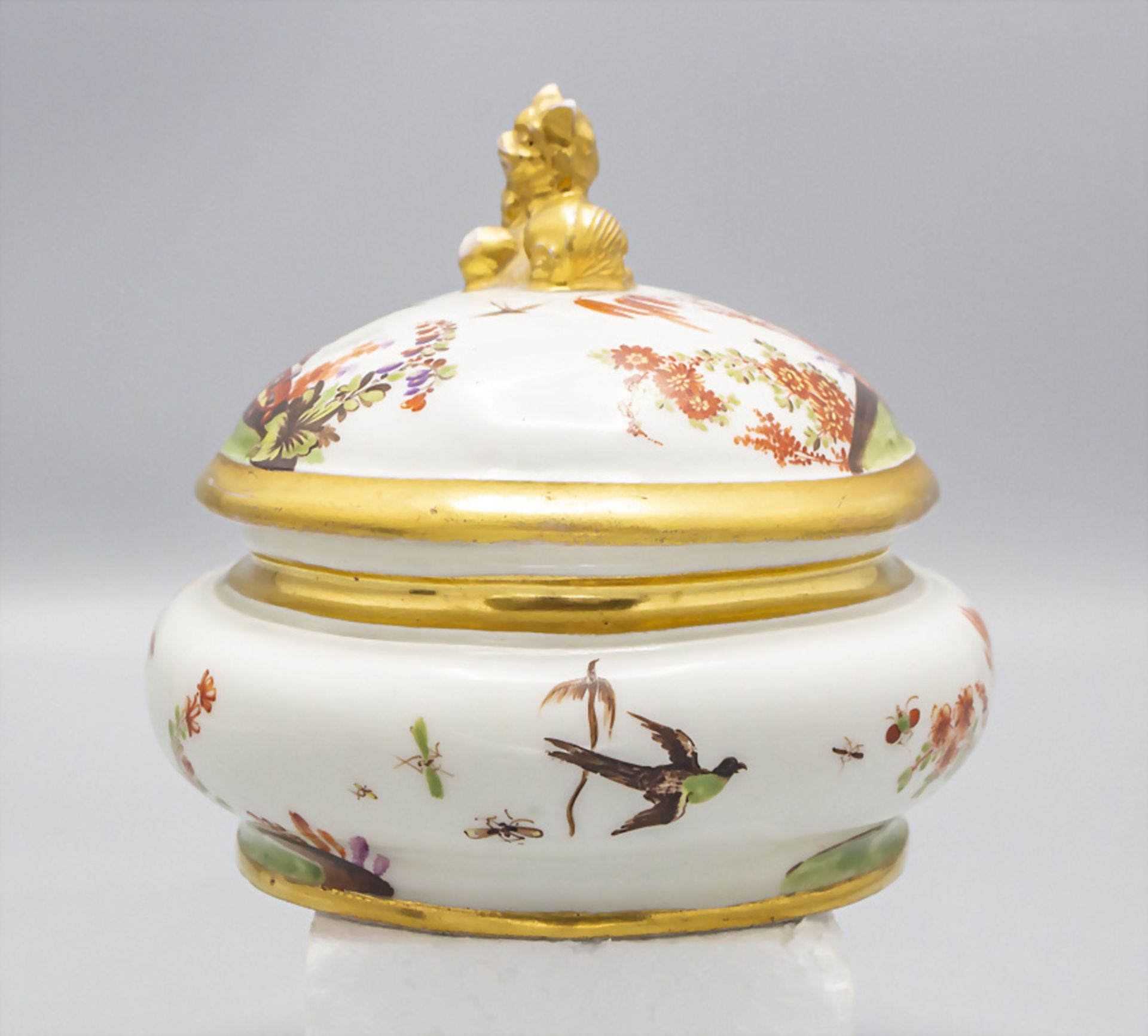 Sehr seltene Zuckerdose mit Hoeroldt-Chinoiserien und Foo-Hund Knauf / A very rare oval lidded ... - Image 9 of 13