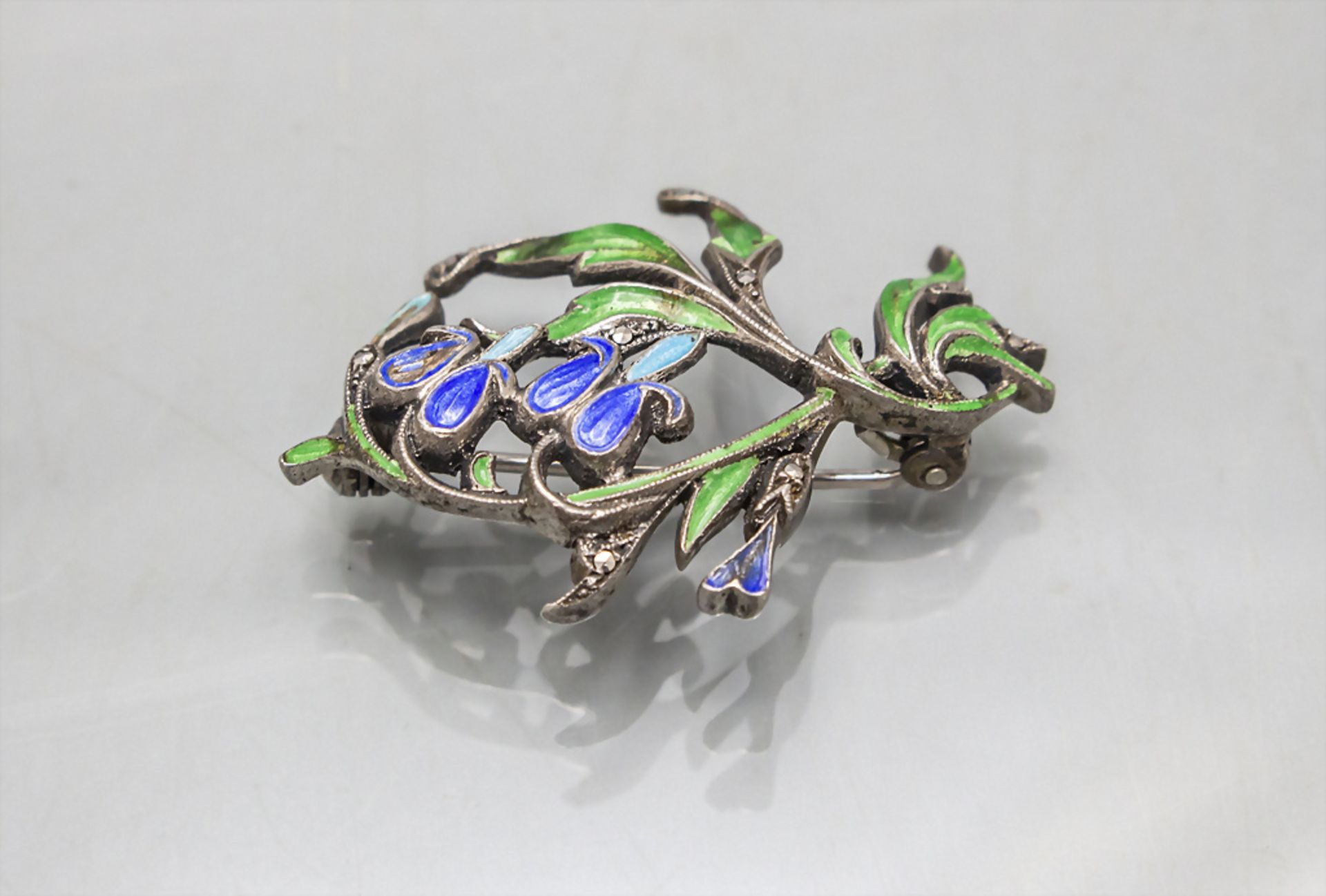 Jugendstil Emaille Brosche 'Tränende Herzen' / An Art Nouveau enamel brooch with bleeding ...