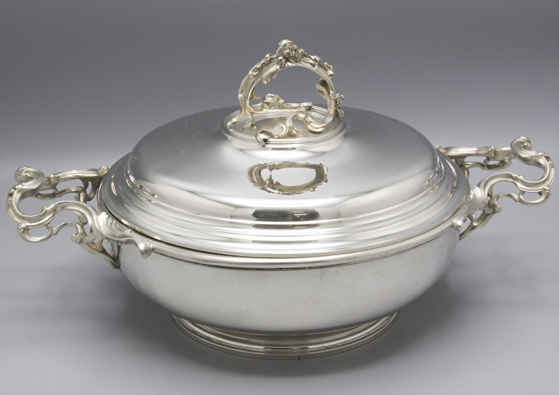 Legumier / Wöchnerinnenschüssel / A silver vegetable tureen cover, Alphonse DEBAIN, Paris, um 1890 - Image 2 of 12