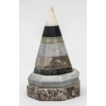 Tisch-Pyramide aus Marmor / A marble pyramide, Italien, 19. Jh.