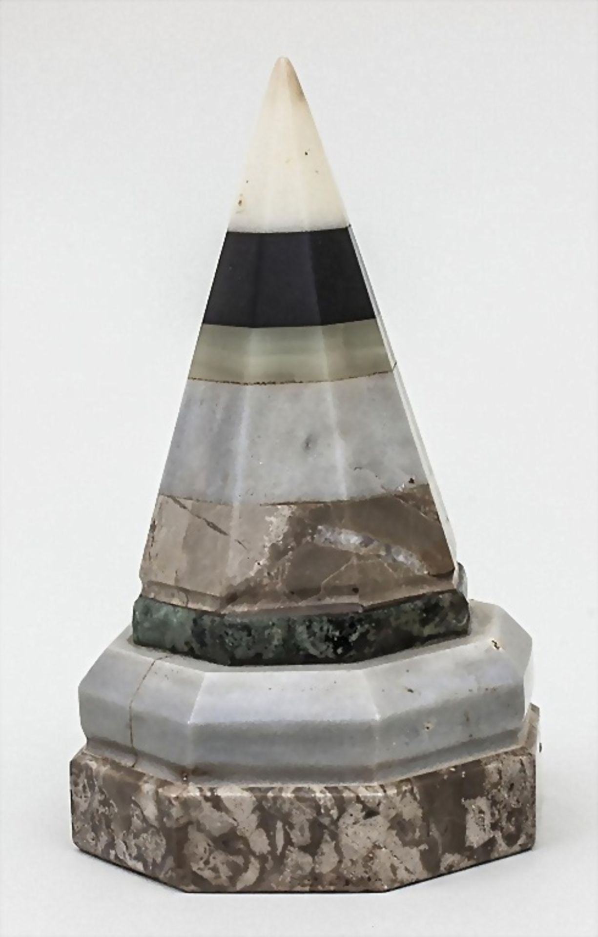 Tisch-Pyramide aus Marmor / A marble pyramide, Italien, 19. Jh.