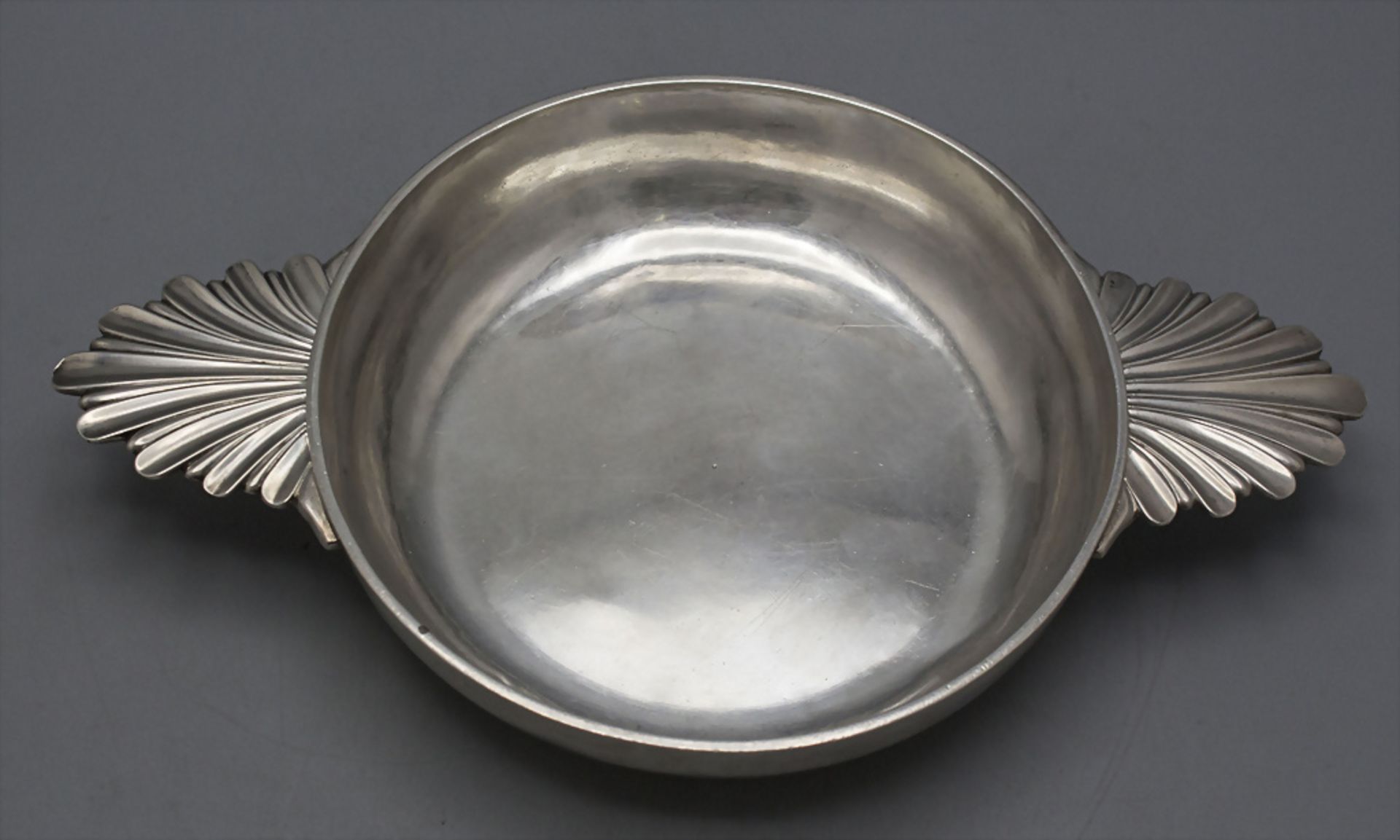 Legumier / Wöchnerinnenschüssel / Ecuelle / A silver tureen, Lissabon / Lisboa, um 1750