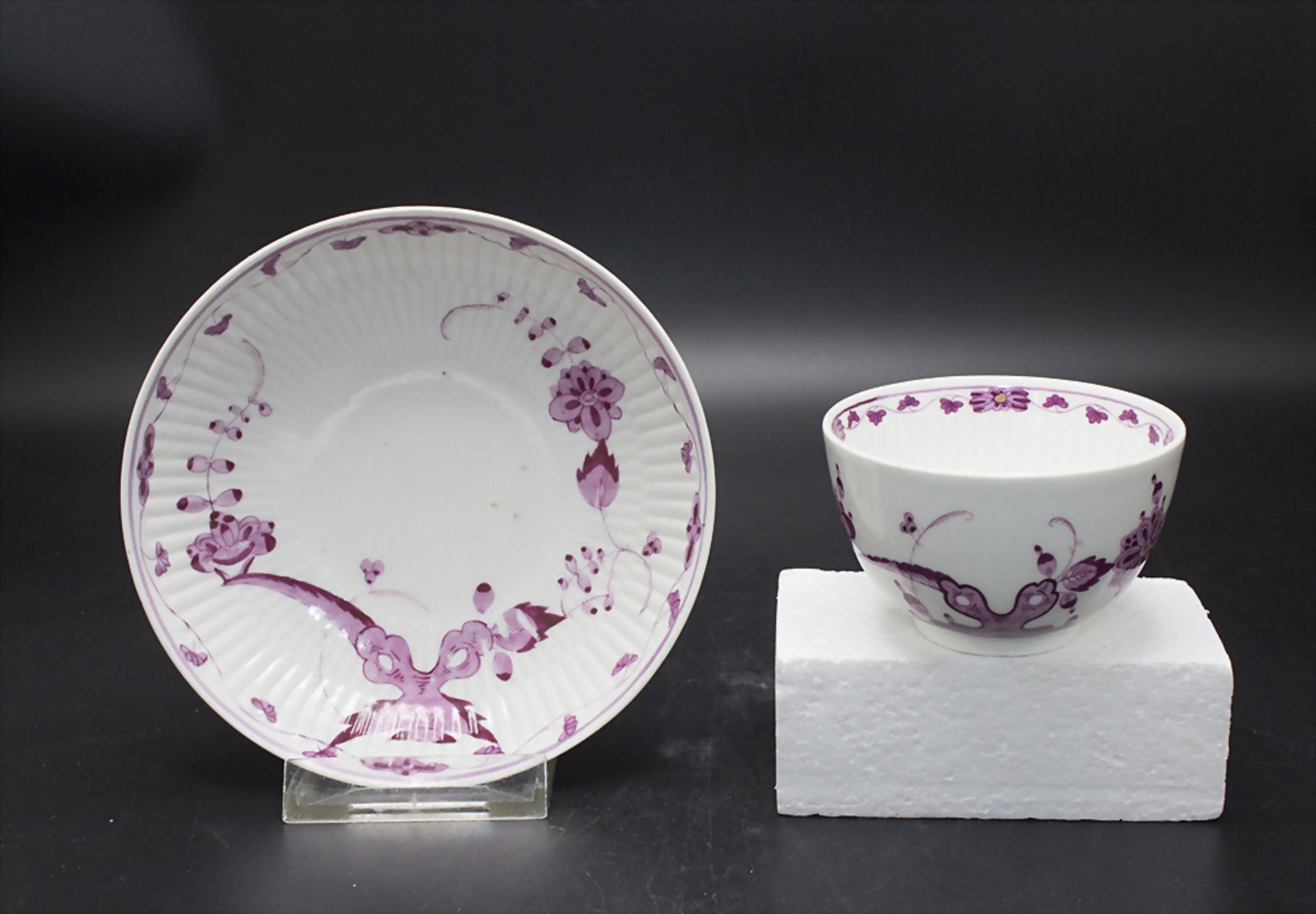 Tasse mit Untertasse mit 'Indisch Purpur' Malerei / A cup with saucer with Indian Purple ...