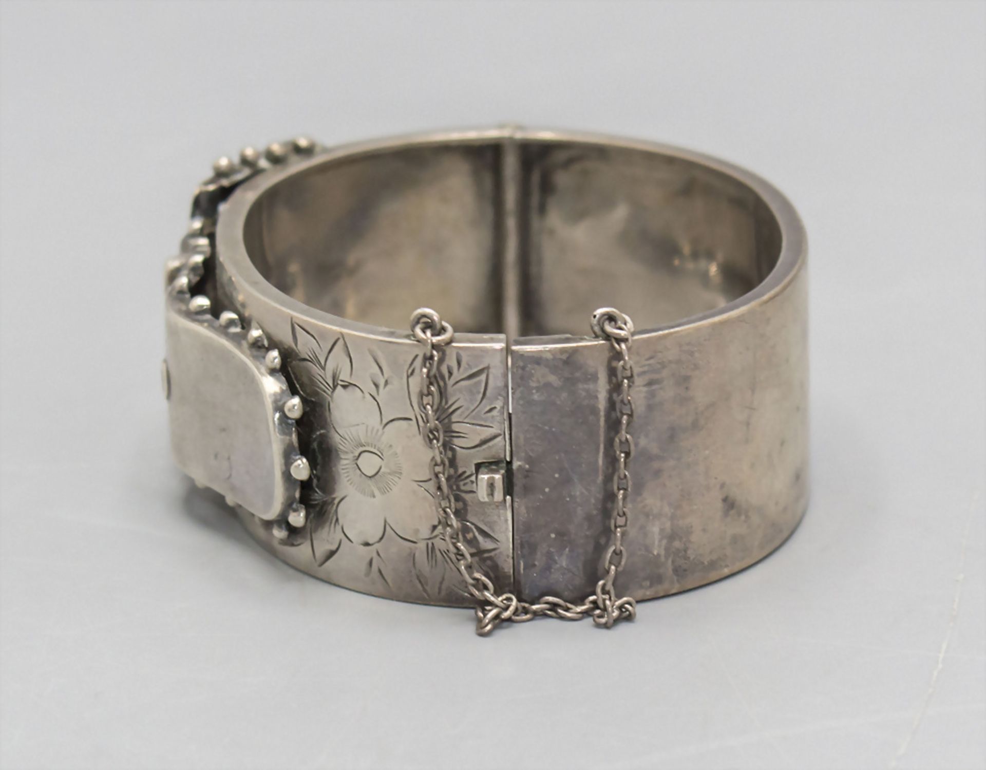 Breite Silber Armspange in Gürtelform / A silver belt shaped bangle, 19. Jh. - Image 2 of 2