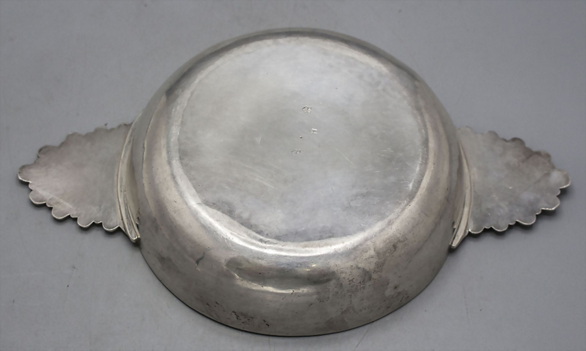 Legumier / Wöchnerinnenschüssel / Ecuelle / A silver tureen, Lissabon / Lisboa, um 1750 - Bild 3 aus 4