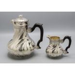 Teekanne und Sahnegießer / A silver tea pot and creamer, Merite, Paris, um 1900