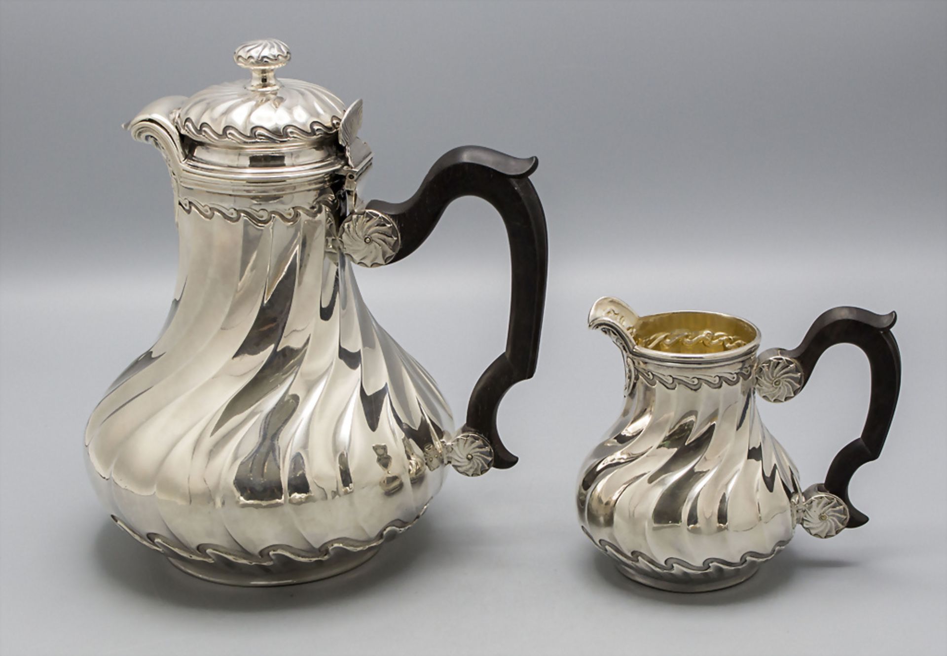 Teekanne und Sahnegießer / A silver tea pot and creamer, Merite, Paris, um 1900