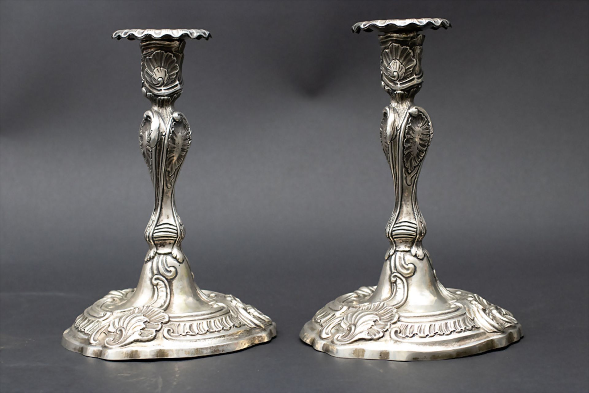 Paar Rokoko Kerzenleuchter / A pair of Rococo silver candlesticks, Johann Wilhelm Dammann, ...
