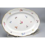 Große Servierplatte mit Streublumen / A large serving platter with scattered flowers, Meissen, ...