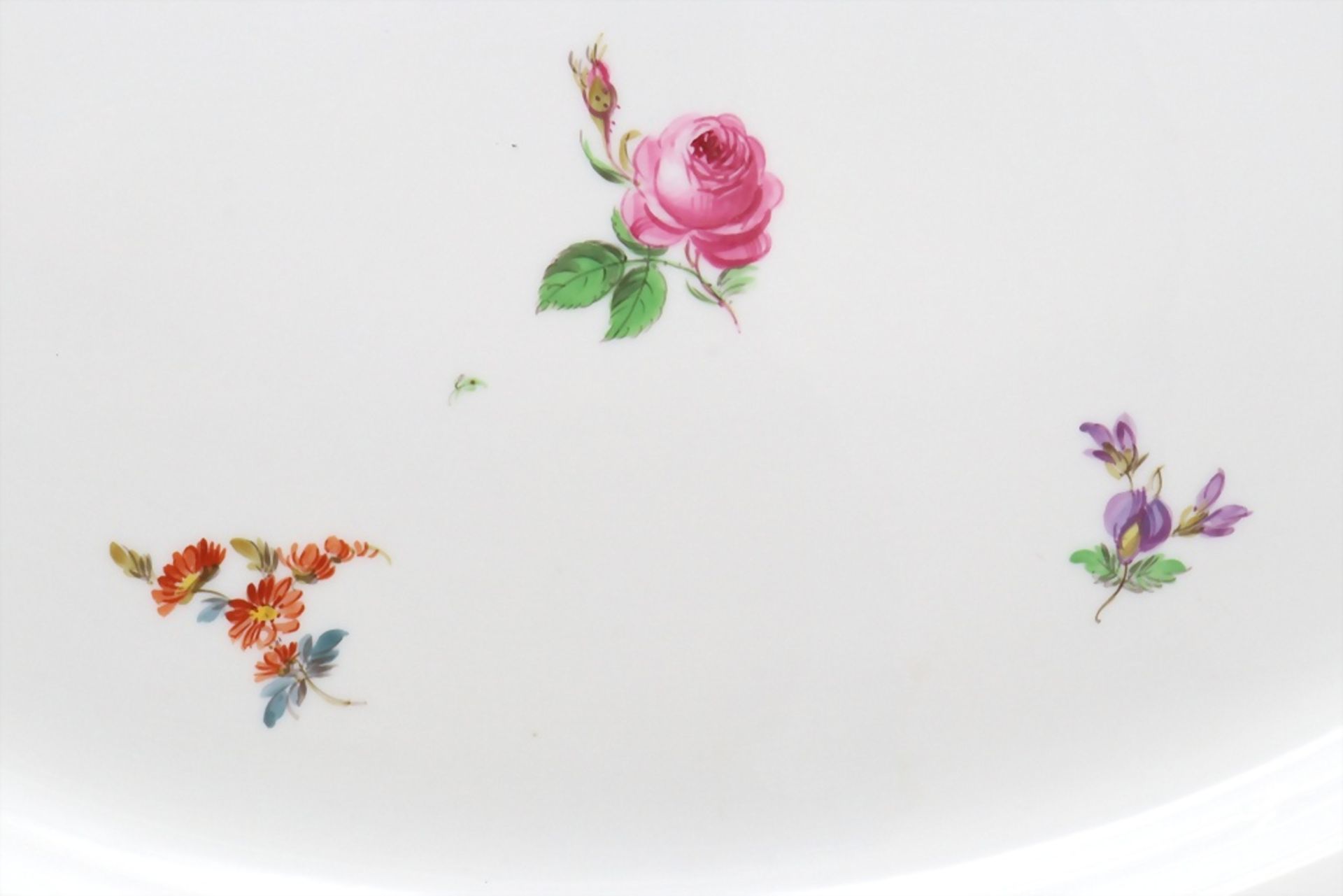Große Servierplatte mit Streublumen / A large serving platter with scattered flowers, Meissen, ... - Bild 2 aus 5