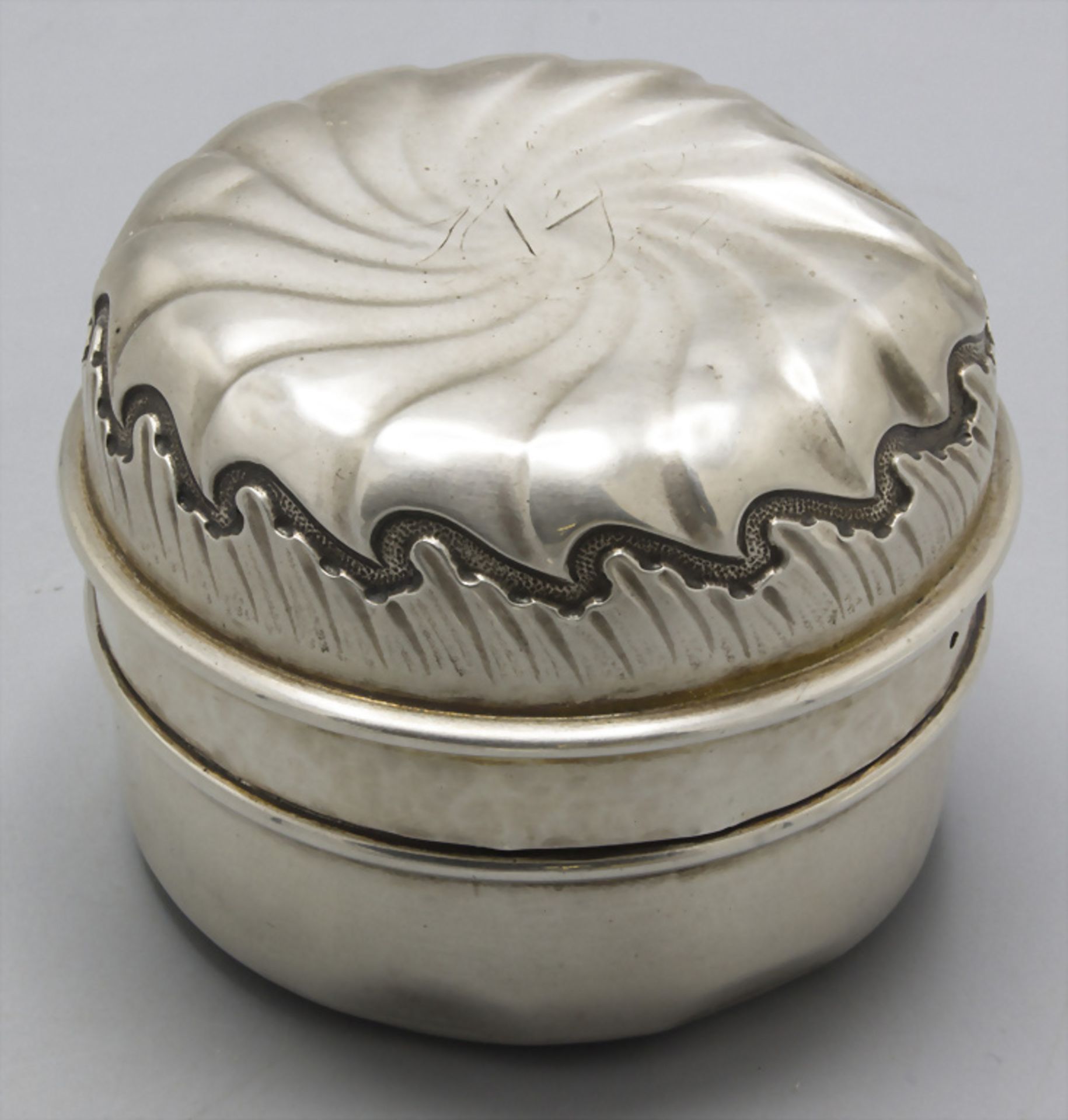 Runde Barock Tabatiere / Schnupftabakdose / A Baroque silver snuffbox, Jean-Charles Roquillet ...