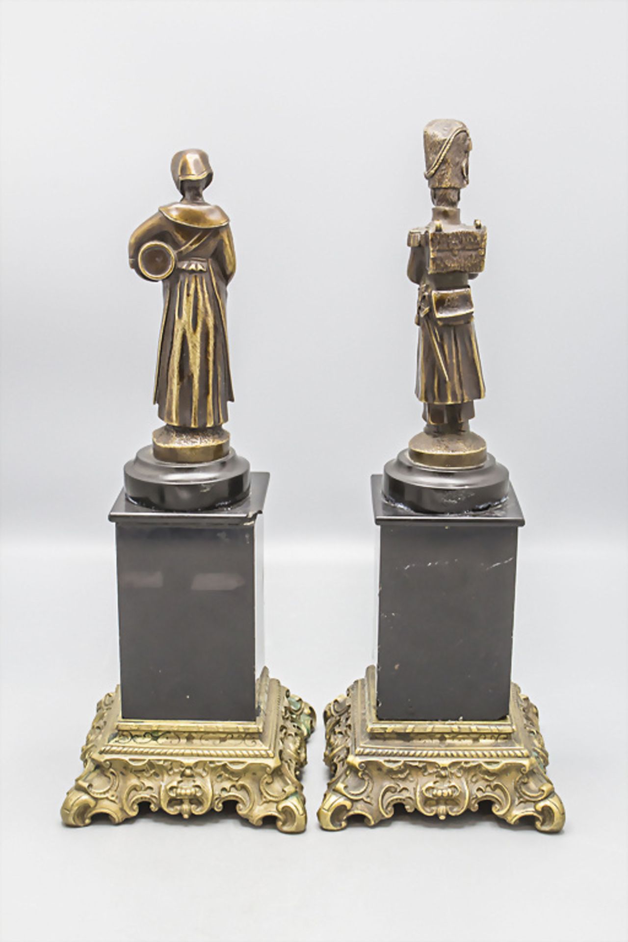 Bronzefigur 'Soldat mit Frau' / A bronze figure of a 'Soldier with wife', Russland, Ende 19. Jh. - Bild 3 aus 7