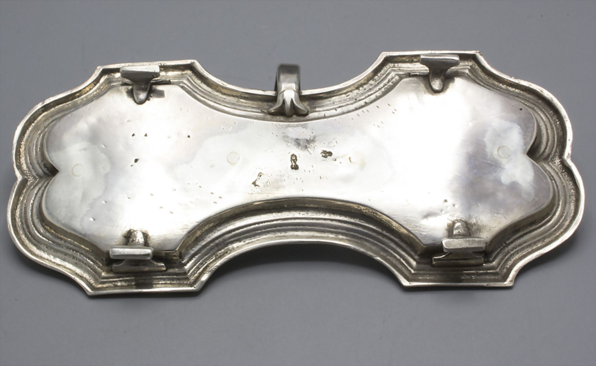 Untersetzer für Dochtschere / A silver tray for wick scissors, Paris, um 1765 - Image 2 of 3