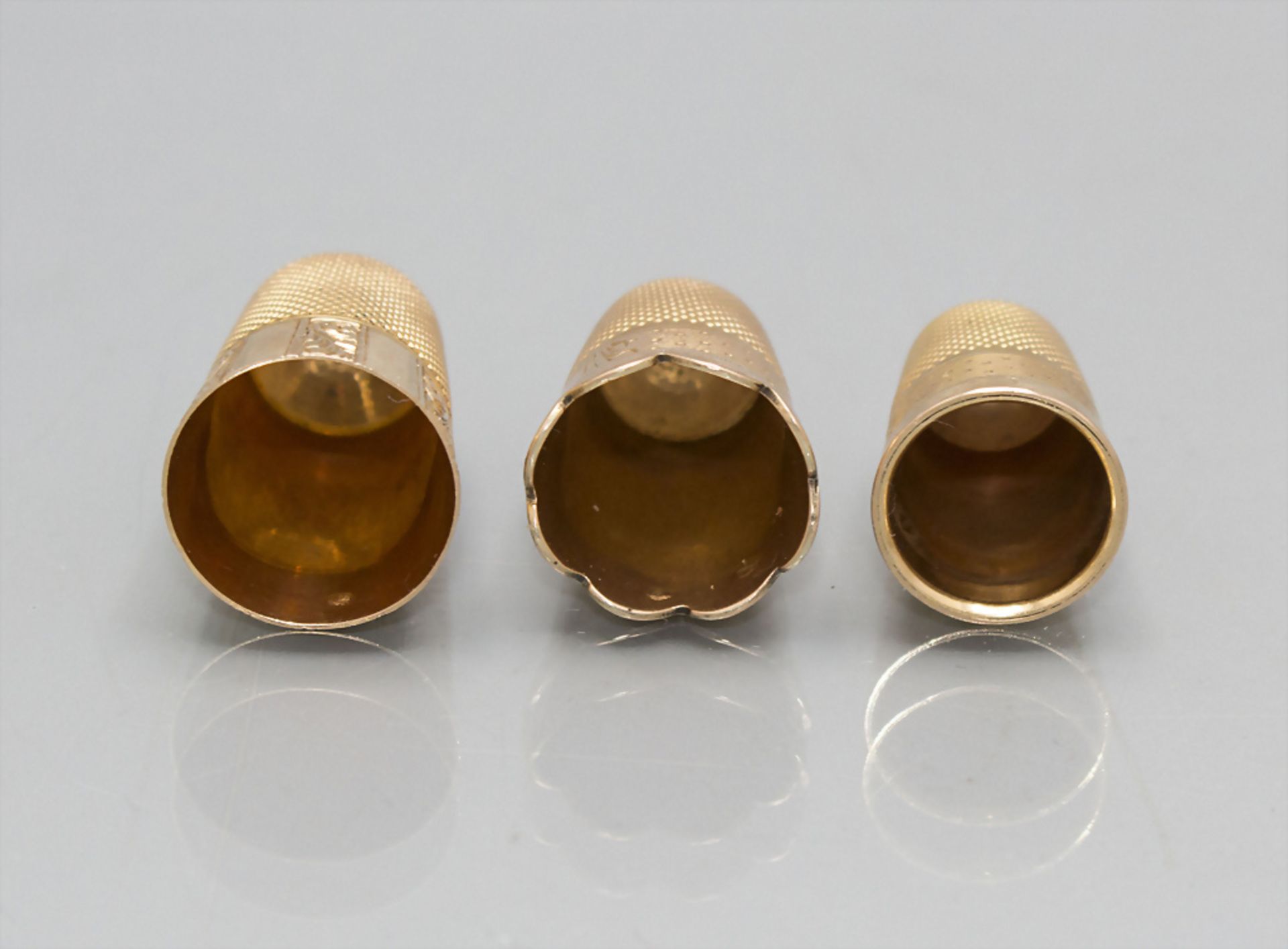 3 Gold Fingerhüte / Three 18 ct gold thimbles, Frankreich, 19.-20. Jh. - Image 2 of 4