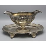 Sauciere auf Presentoir / A silver sauce boat with tray, Fouquet-Geuedet, Paris, um 1900