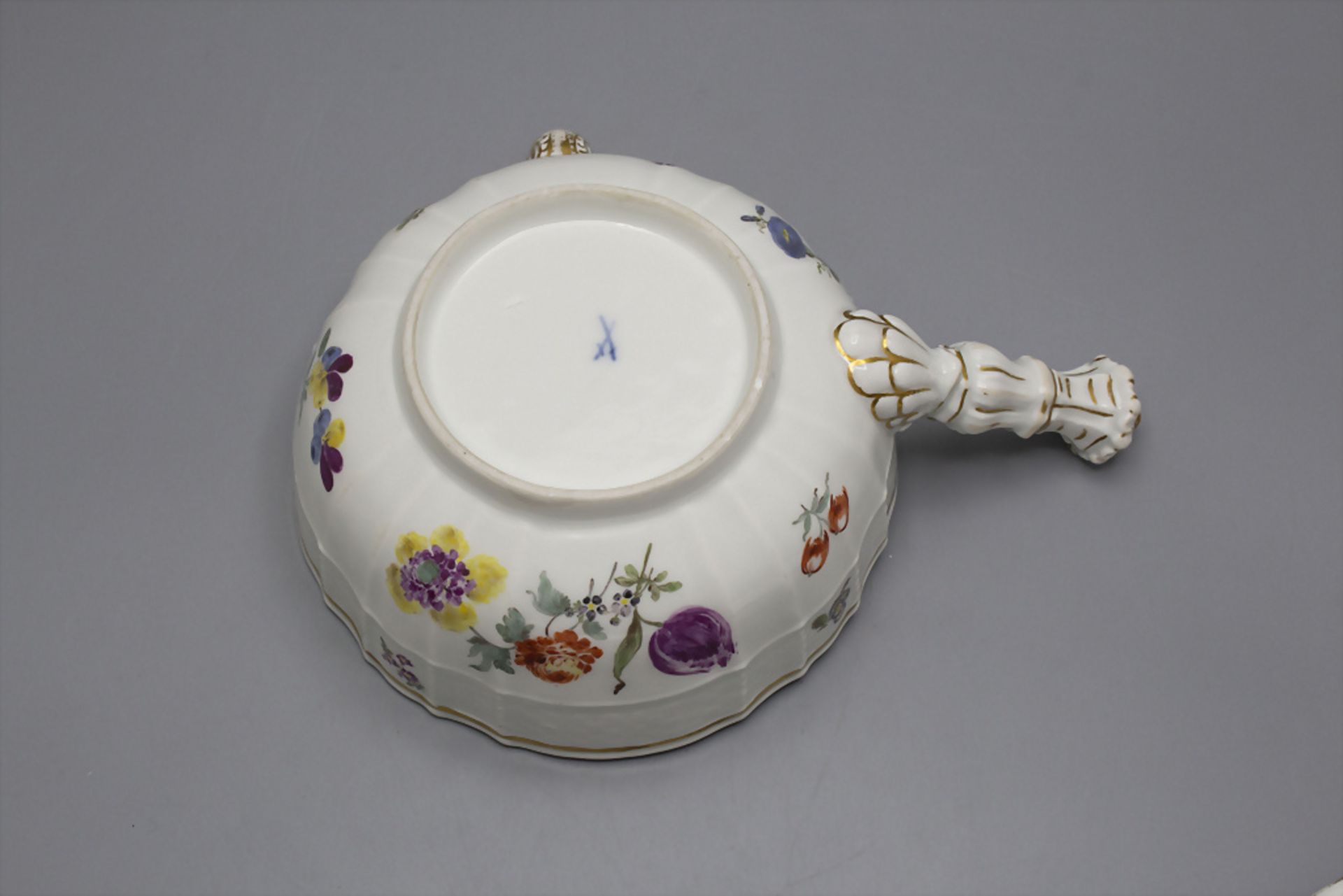 Kasserolle mit aufgelegten Blüten / A casserole with encrusted flowers, Meissen, um 1740 - Bild 5 aus 5