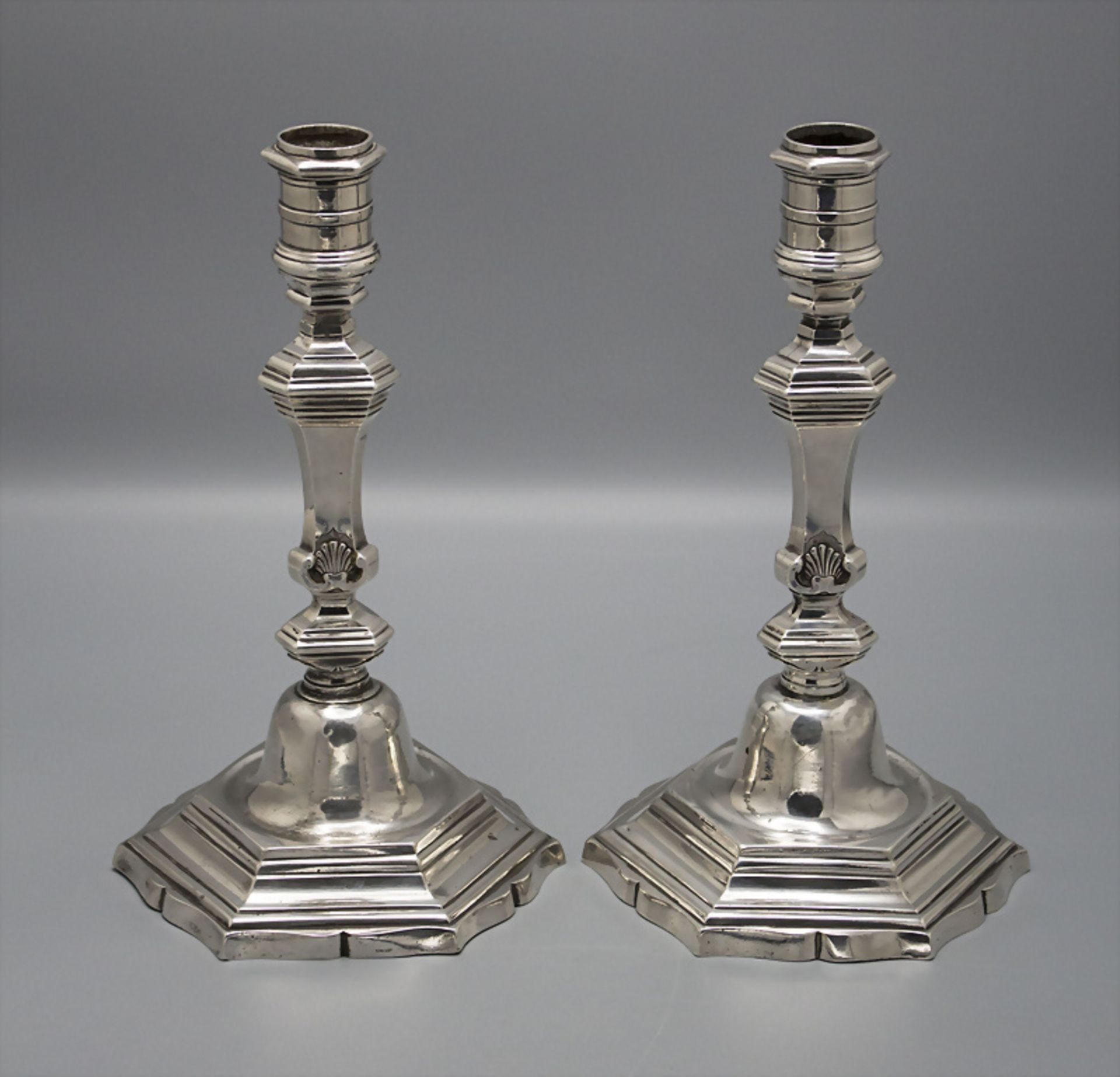 Paar Louis XV. Kerzenleuchter / A pair of Louis XV. silver candlesticks / Paire de Louis XV. ...