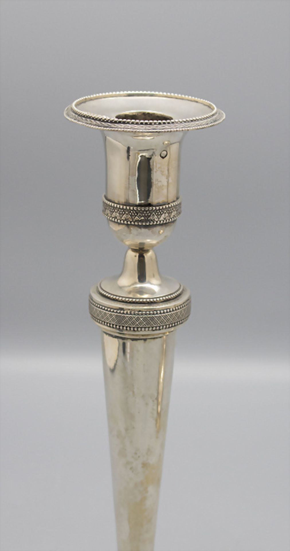 Paar Empire Kerzenleuchter / A pair of Empire silver candlesticks, Belgien, um 1800 - Image 2 of 6