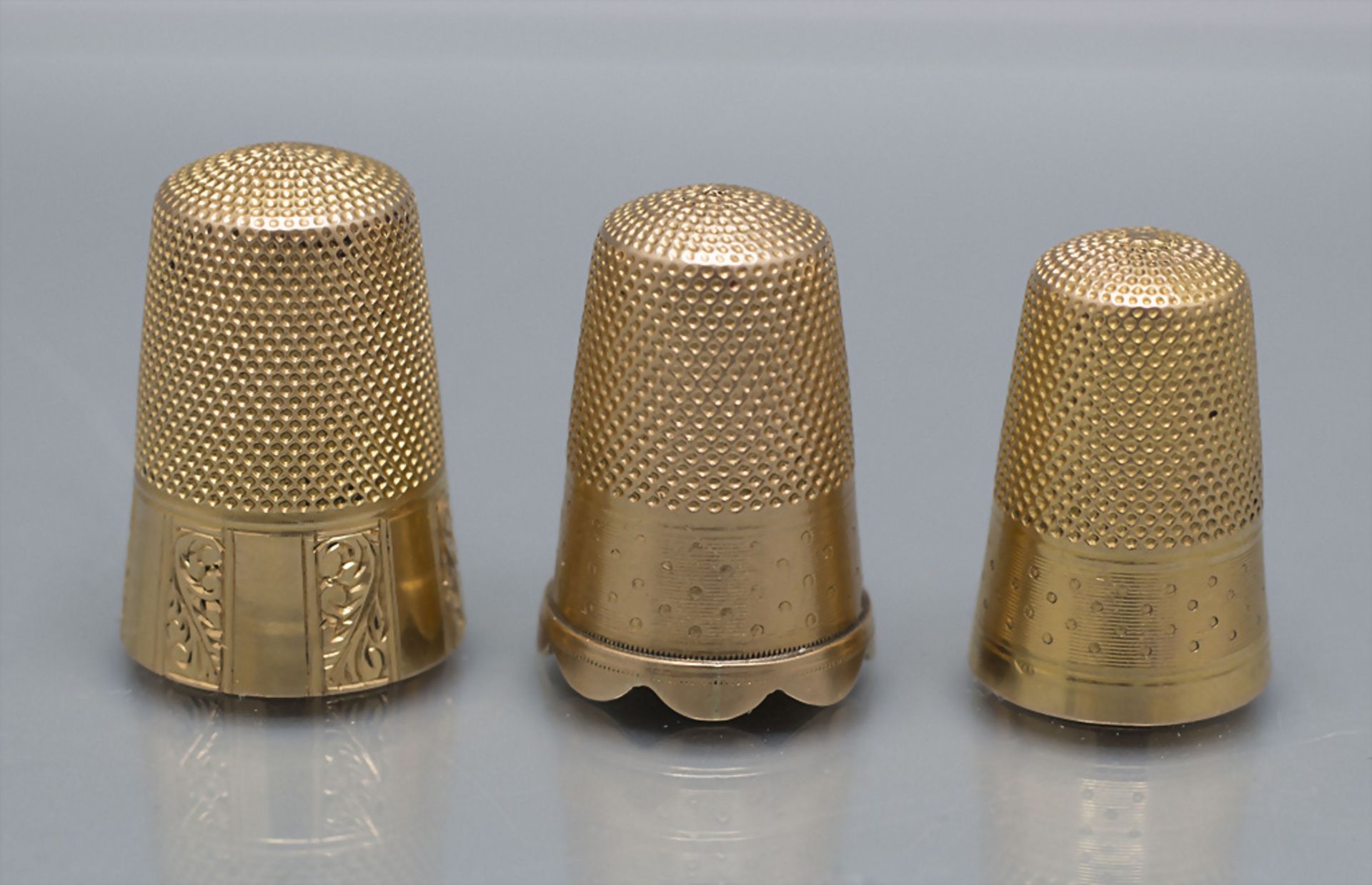 3 Gold Fingerhüte / Three 18 ct gold thimbles, Frankreich, 19.-20. Jh. - Image 4 of 4