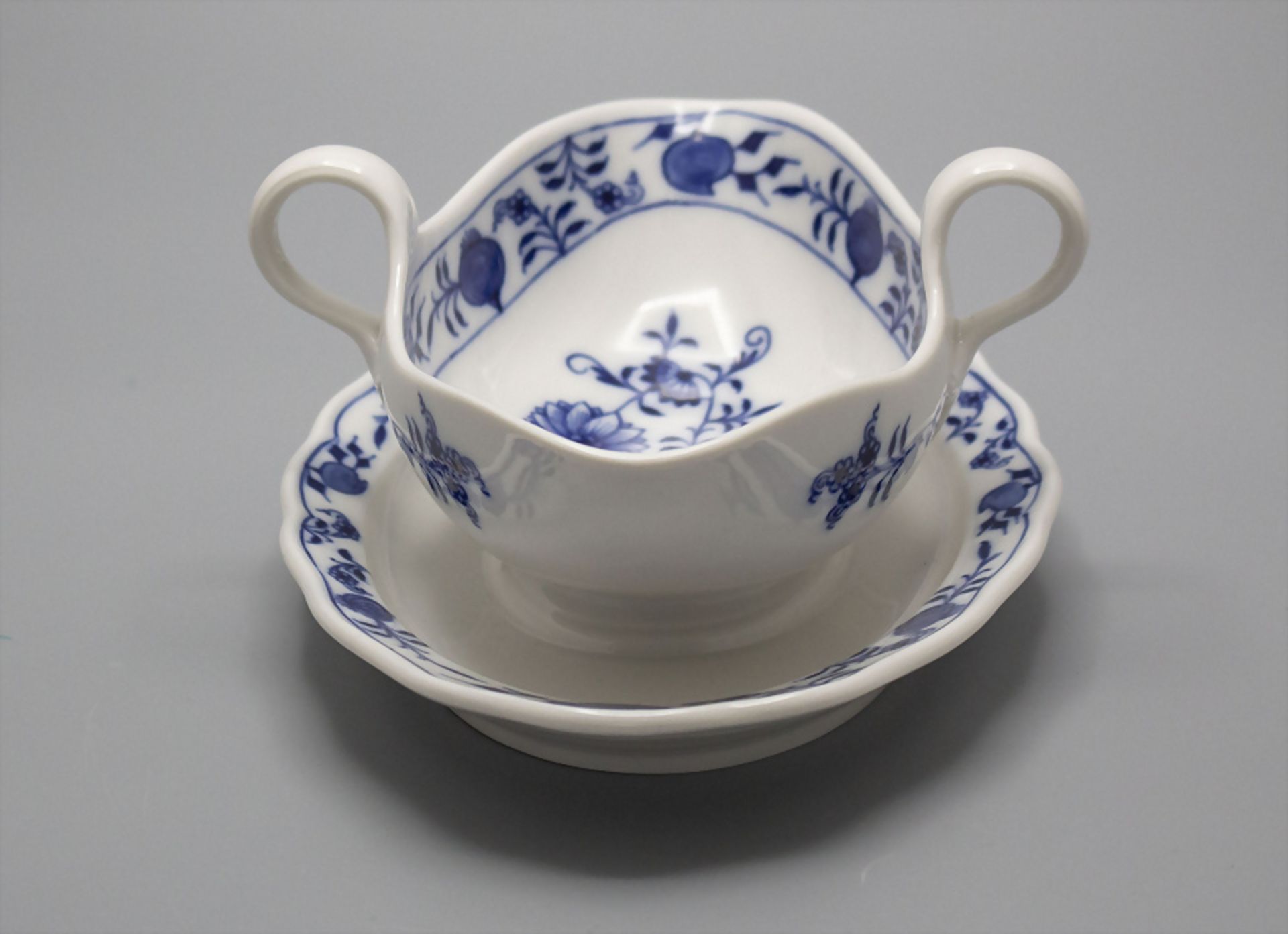 Runde Gemüseschale 'Zwiebelmuster' / A vegetable bowl with onion pattern, Meissen, 20. Jh.