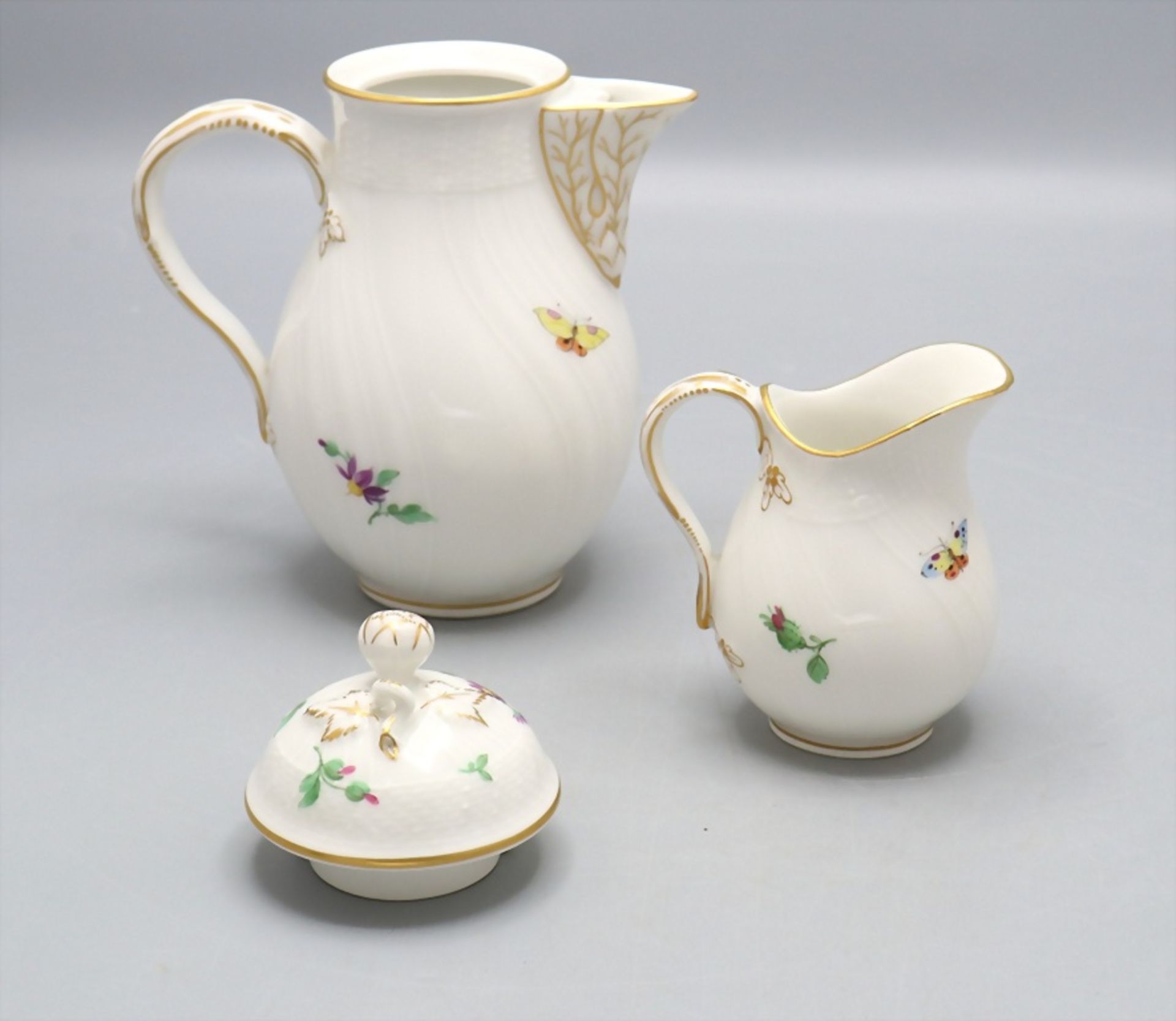 Kleine Kanne mit Milchkanne / A small pot with milk jug with flowers and butterflies, KPM ... - Image 3 of 5