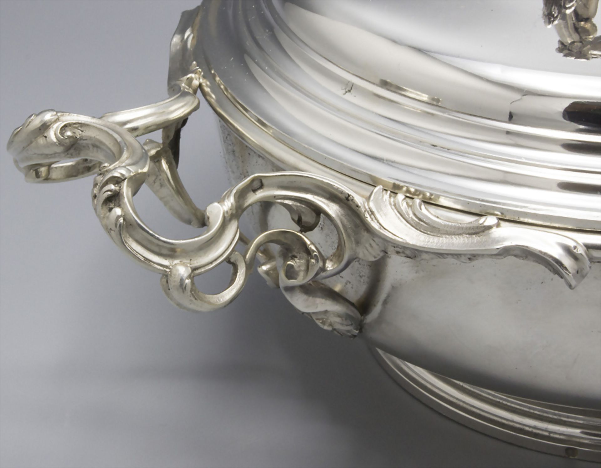 Legumier / Wöchnerinnenschüssel / A silver vegetable tureen cover, Alphonse DEBAIN, Paris, um 1890 - Bild 7 aus 12