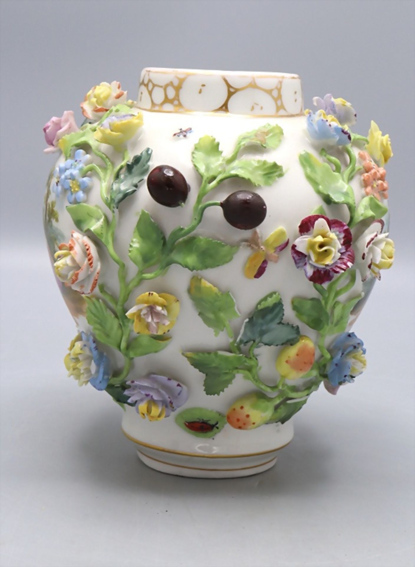 Vase mit plastischen Blüten und Watteau-Szenen / A vase with encrusted flowers and Watteau ... - Image 4 of 7