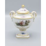 Ovales Deckelgefäß mit Handhaben und feiner Watteau-Szene / A lidded bowl with handles and a ...