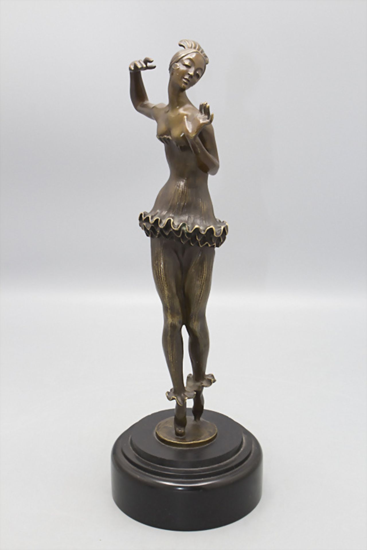 Art Déco Bronze Tänzerin / An Art Deco bronze female dancer, um 1920