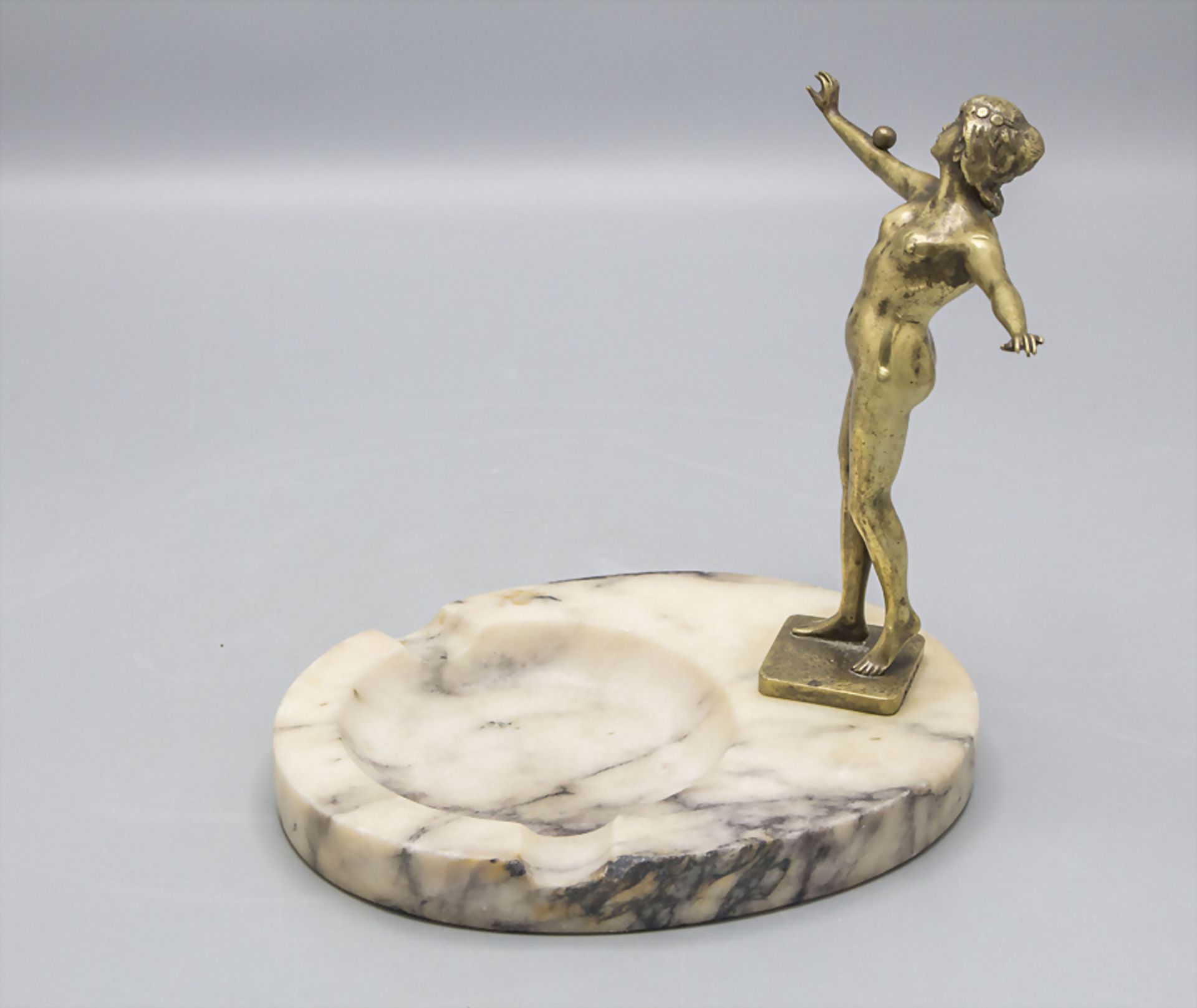 H. Caro (um 1900 tätig), 'Balltänzerin auf Aschenbecher' / A bronze sculpture of a dancer with ... - Image 6 of 8