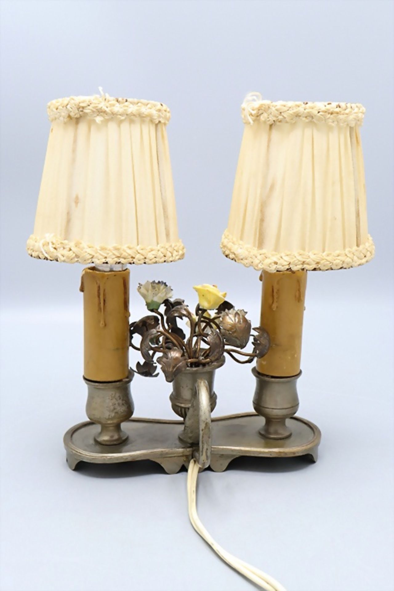 Kleine Tischlampe in Form eines Handleuchters mit Porzellanblüten / A small table lamp with ... - Bild 3 aus 7