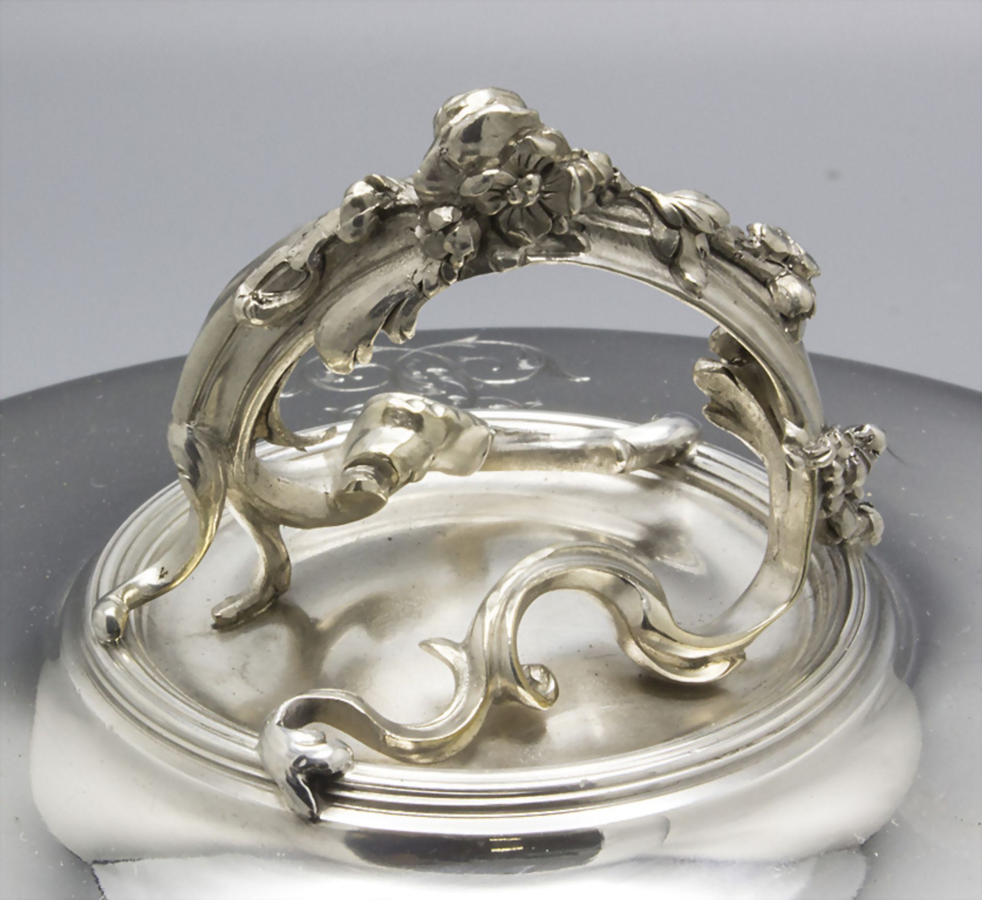 Legumier / Wöchnerinnenschüssel / A silver vegetable tureen cover, Alphonse DEBAIN, Paris, um 1890 - Image 9 of 12