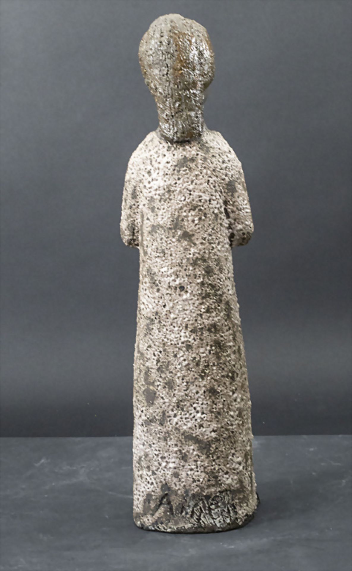 Künstlerkeramik Plastik 'Frau mit Tauben' / An artist ceramic sculpture 'Woman with pigeons', ... - Bild 4 aus 5
