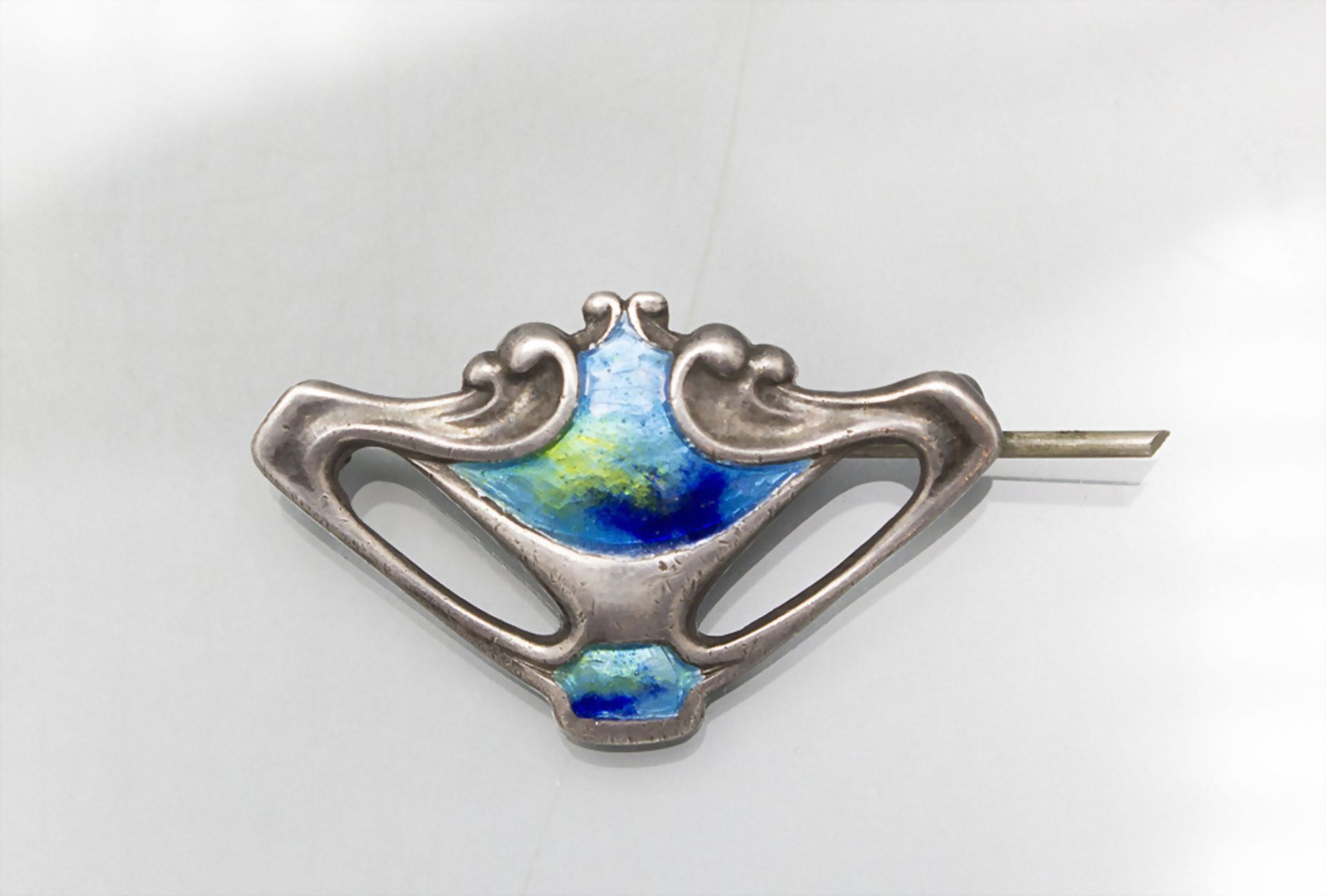 Jugendstil Silber und Emaille Brosche / An Arts and Crafts silver and enamel brooch, Charles ...